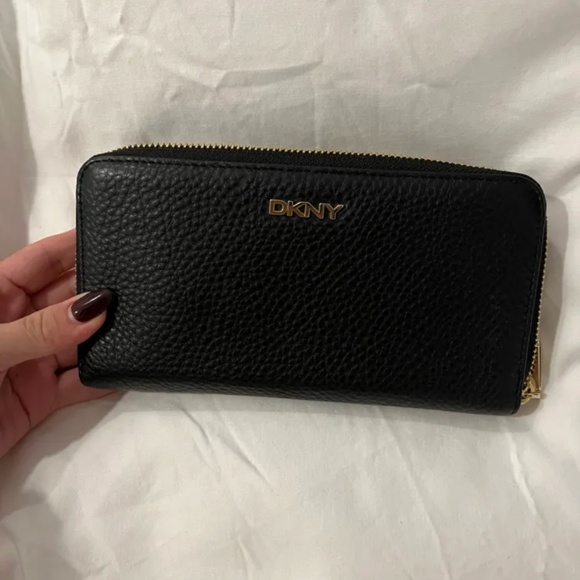 DKNY Wallet - New! - Picture 2 of 3